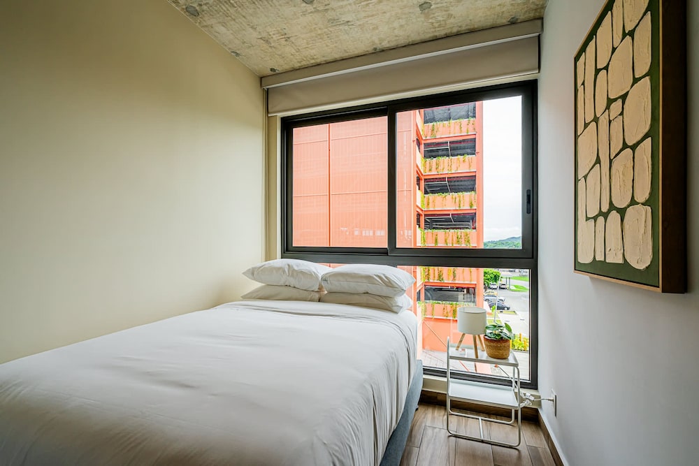 w Modern 2BR w Great Deco in Centriqo