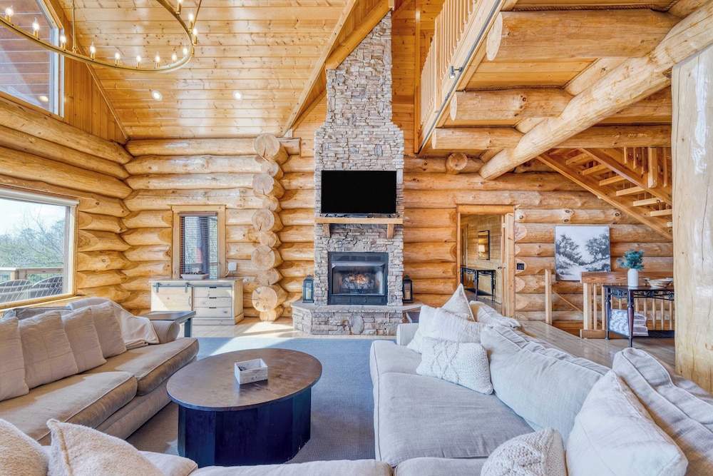 Pinnacle Chalet by Avantstay Luxury Cabin w/ Panoramic Views, Fireplace & Game Room
