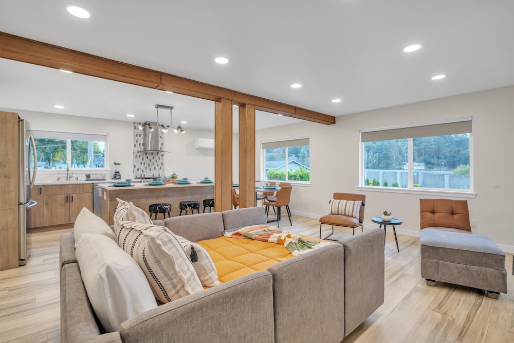 Pacific Northwest Retreat Duplex 3min from Seattle by RedAwning view 3