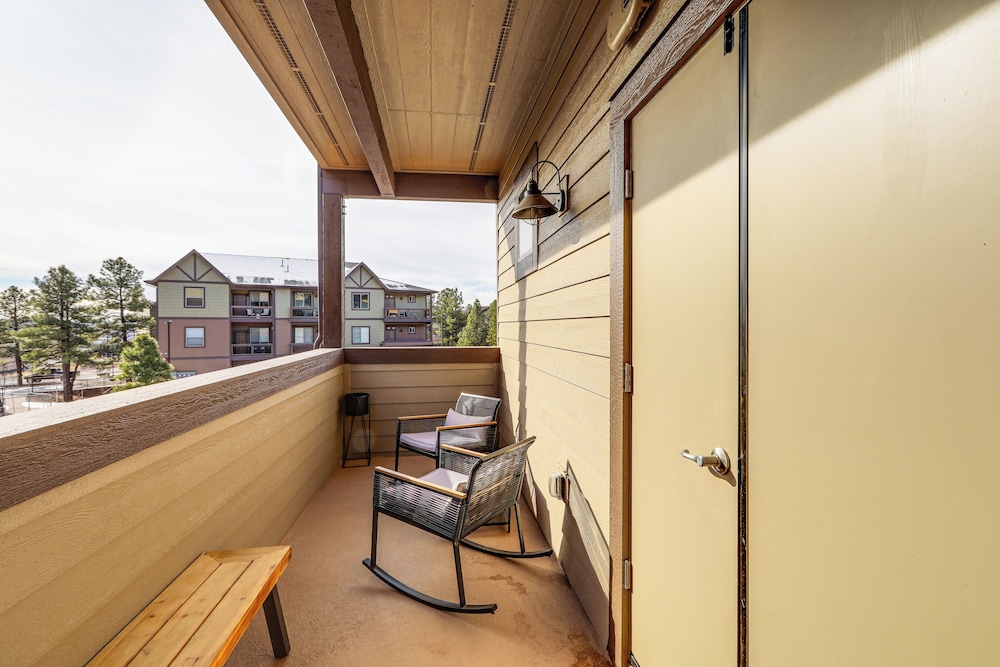 1 Mi to Dtwn Flagstaff: Condo w/ 2 Balconies!