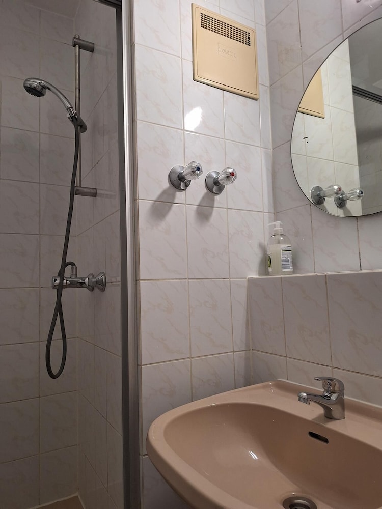 2-Rent Group Hostel Rooms AUB162