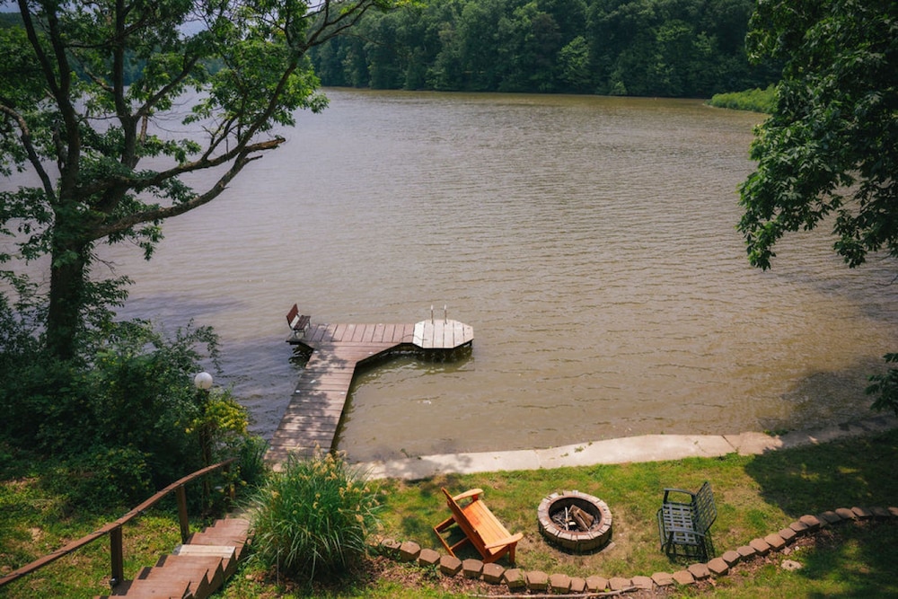 Lakefront Hot tub Amazing Views 35 min to Indy