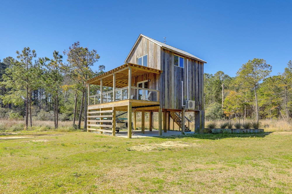 Riverfront Haven: Converted Barn w/ Deck in Aurora