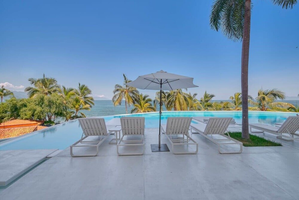 Luxurious 2BR Condo - Amazing Ocean View - Pool