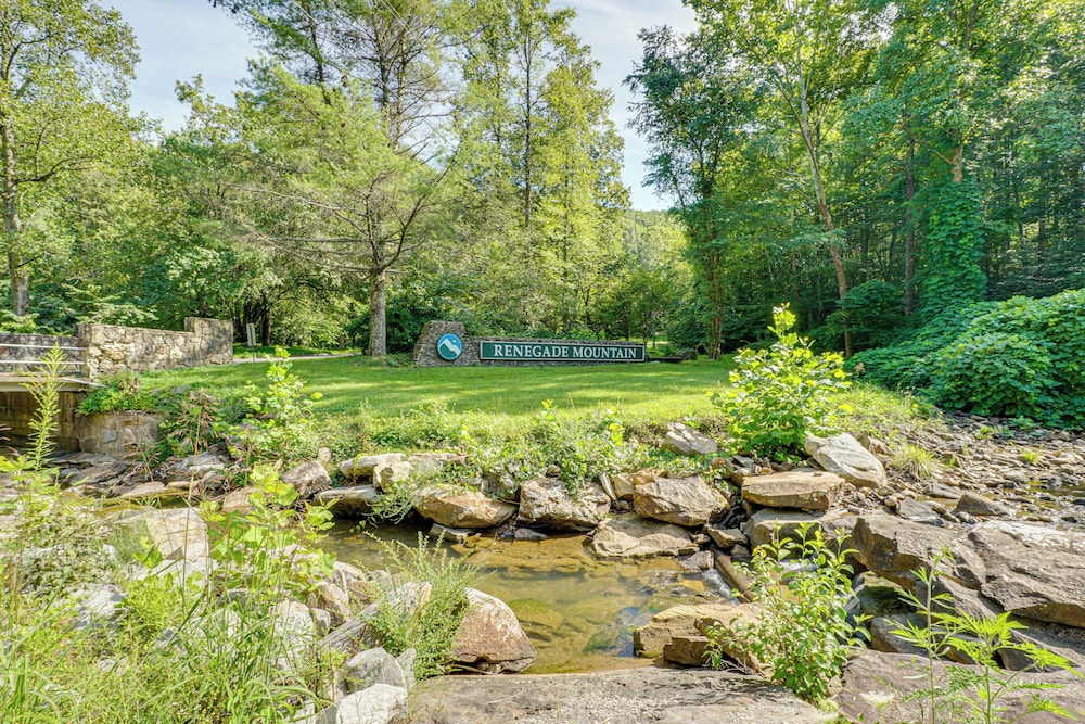 Hike, Fish & Golf: Condo 5 Mi to Ozone Falls!