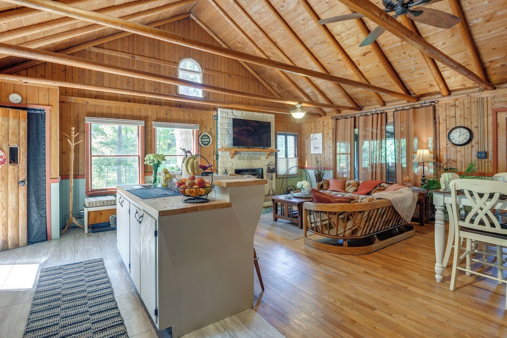 Lakefront Log Cabin Retreat w/ Hot tub + Kayaks!