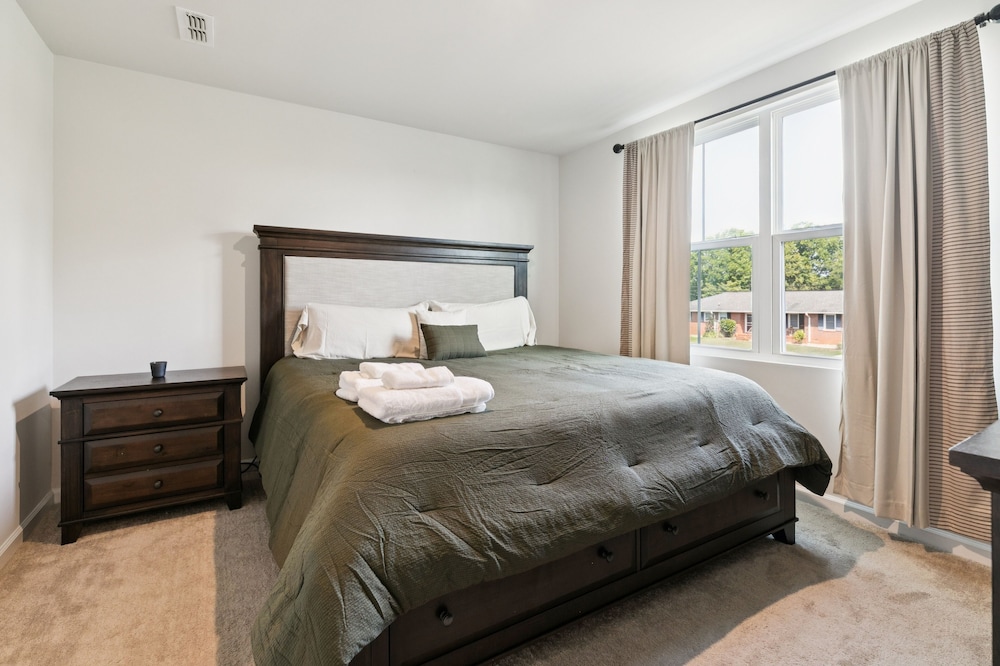 Modern Downtown Retreat Near Swamp Rabbit Trail 4 Bedroom Townhouse