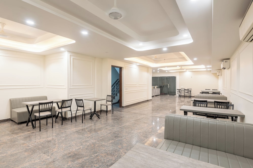 Saavi Hotel Sector- 45