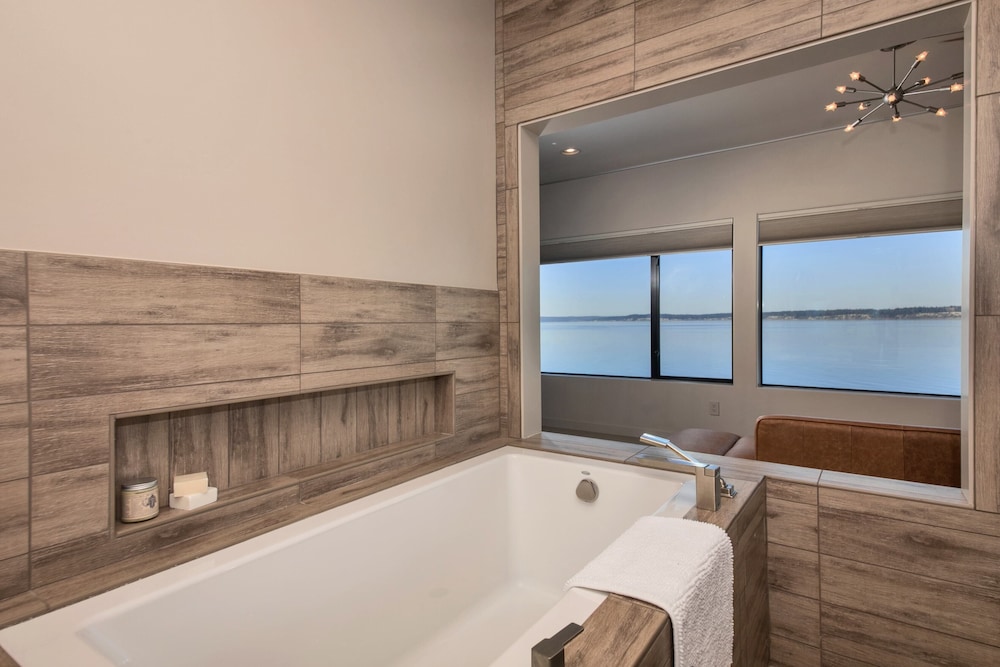 Langley Waterfront Condo by Avantstay A+ Views view 3
