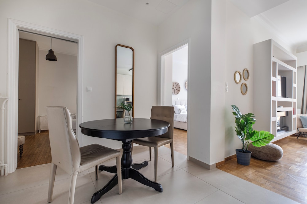 Attica - Captivating 2-Bedroom Apt & Balcony in Athens