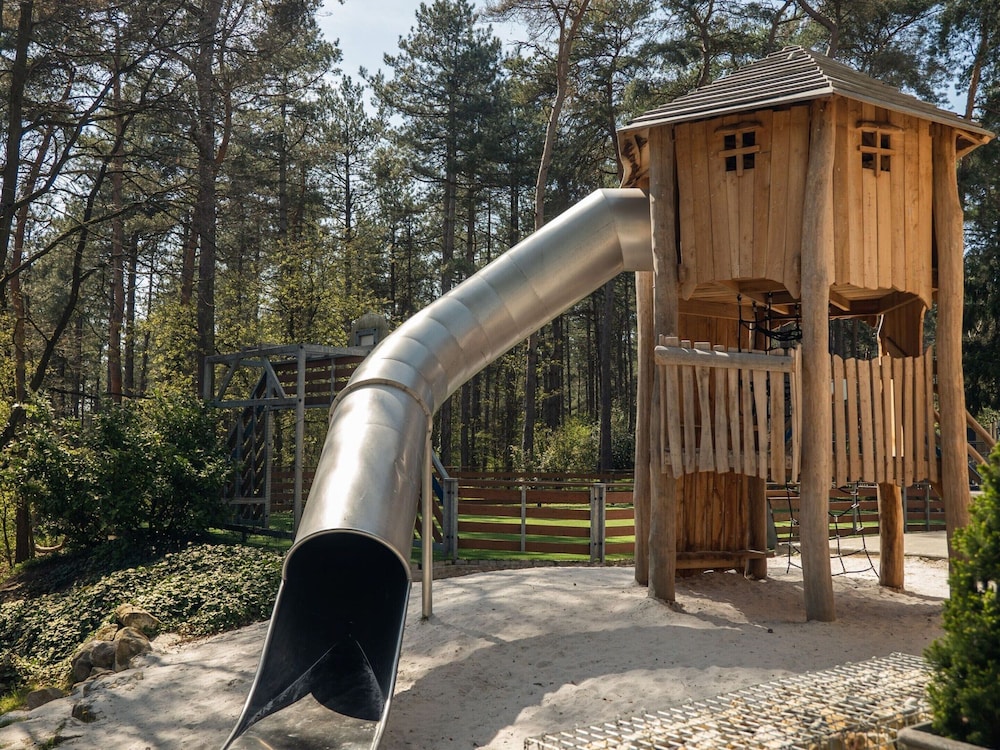 Peaceful Stay Near the Woods