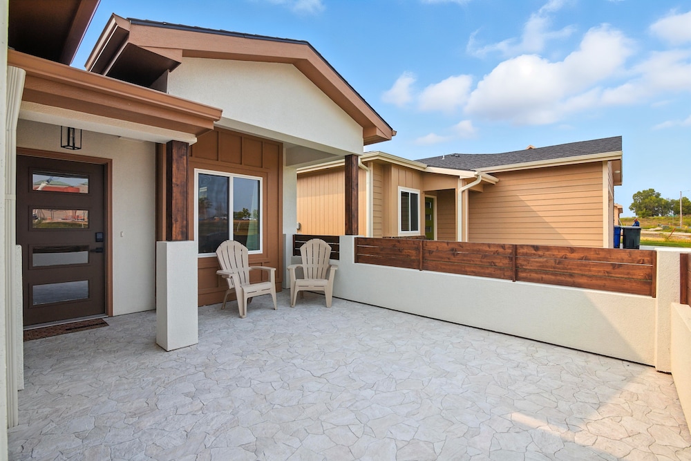 Brand New Cool Comfy Lawrence Retreat 3 Bedroom Duplex
