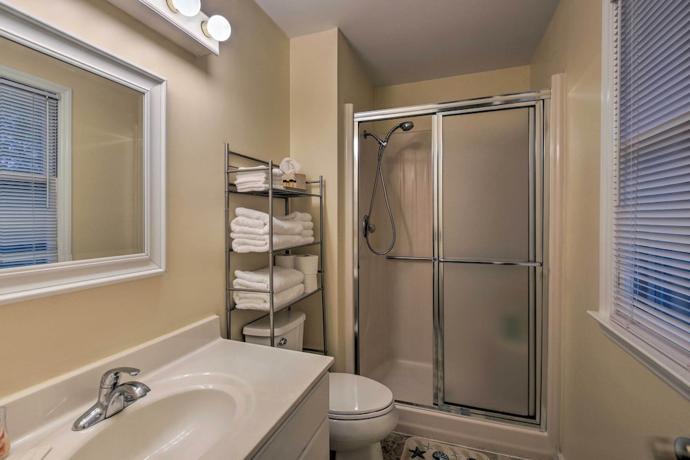 Spacious Family Home - 17 Miles to Winston-salem!, photo 10