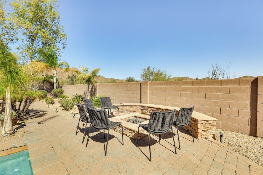 Luxe Mtn-view Mansion w/ Hot Tub in Phoenix!