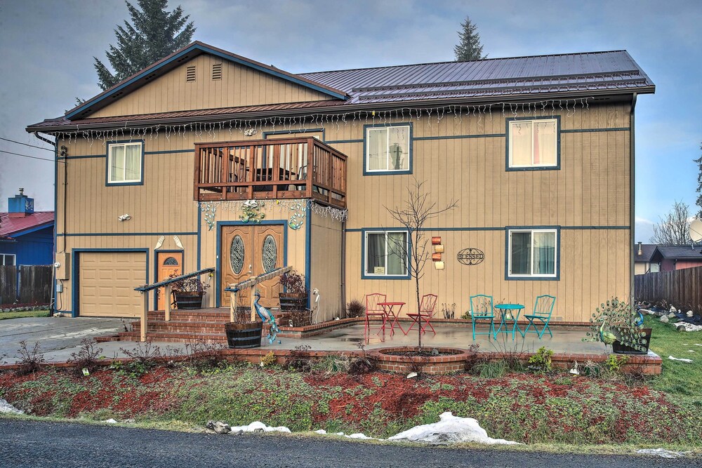 Expansive Getaway ~ 2 Miles to Mendenhall Glacier!