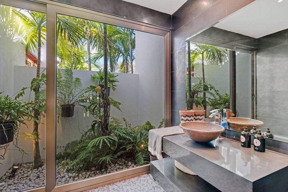 Modern Oasis Stunning Views of Golf Course River