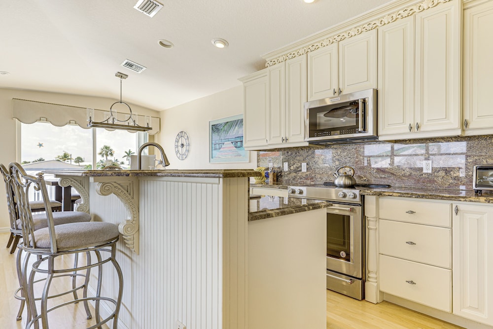 Ocean Access, Mini Golf & Pools: Jensen Beach Gem
