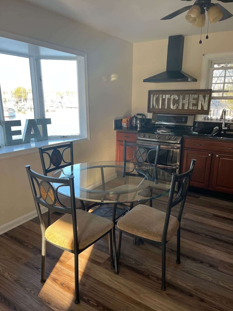 Waterfront Views With King Bed in Solomons Island