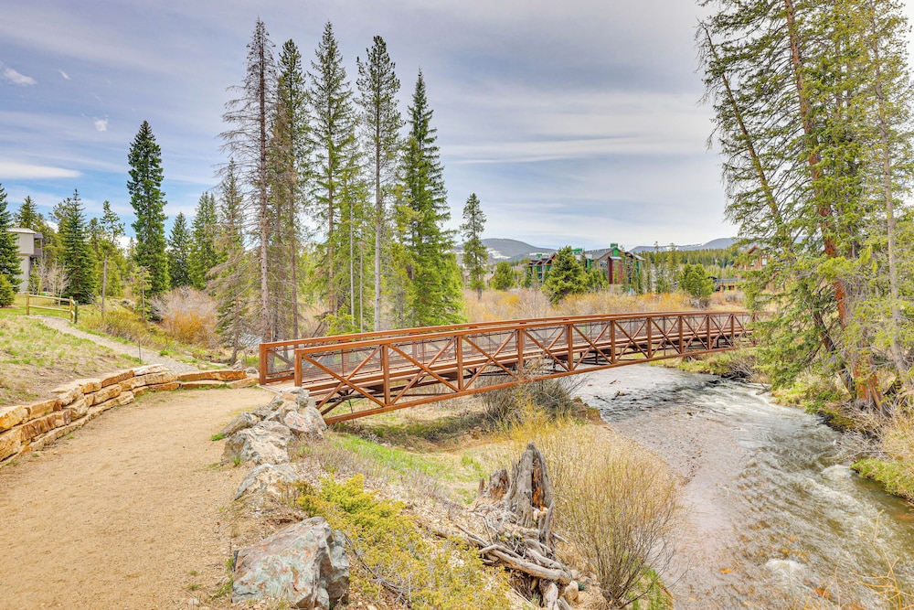 Walk to Dtwn: Fraser Retreat w/ Hot Tub & Views!