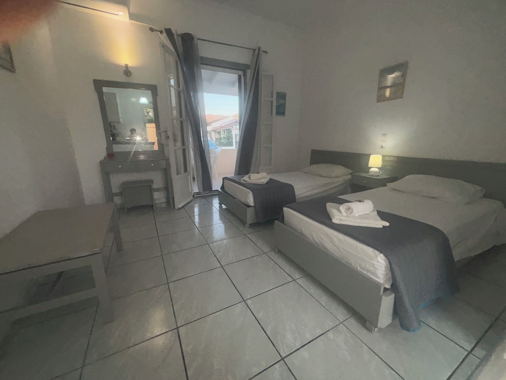 DOLPHIN APARTMENTS & STUDIOS