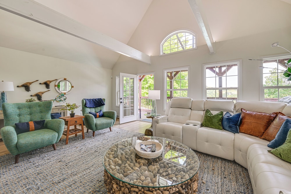 Pool, Lake Views, Dock & More: Mt Vernon Getaway