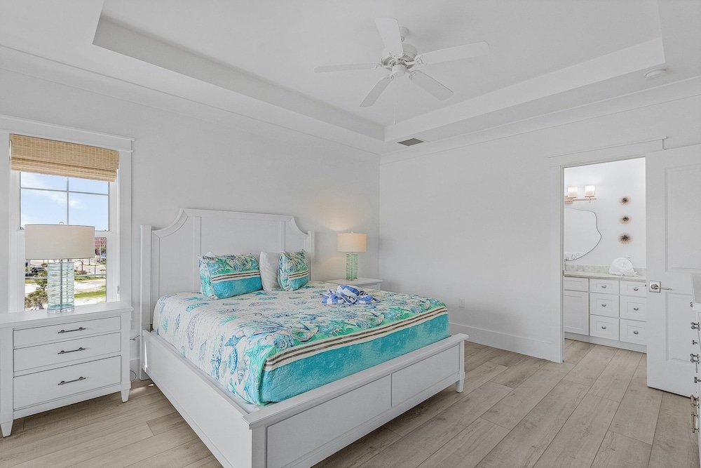 673 White Sands Retreat: Bay Views, Pool, Elevator 5 Bedroom Home