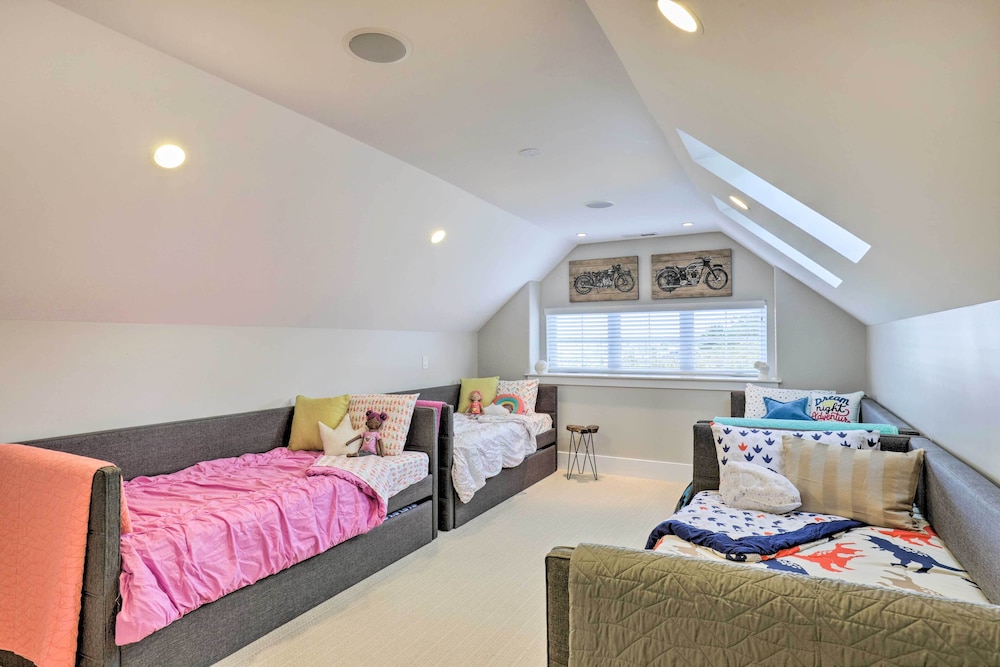 Luxe Sandy Home w/ Hot Tub: 9 Mi to Skiing!