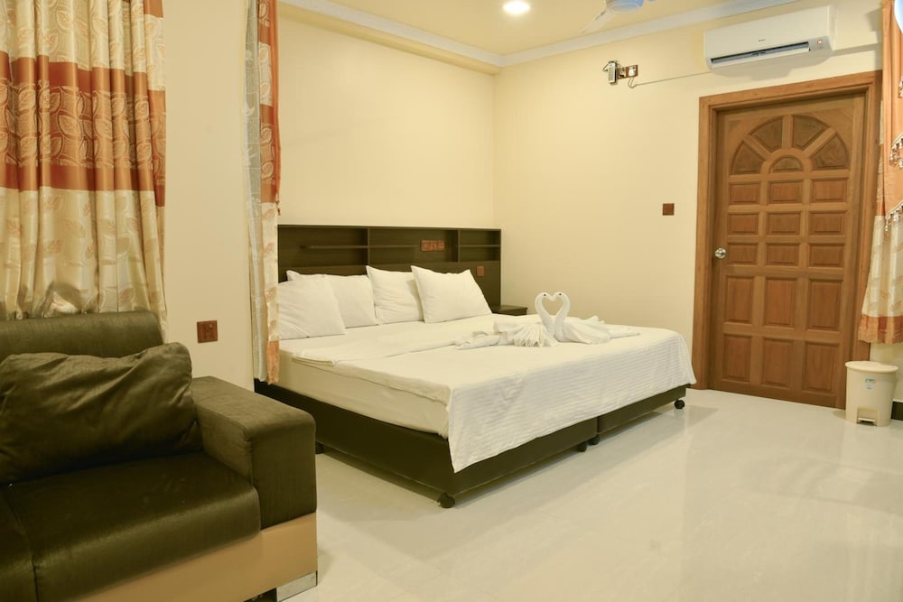 Nalaveshi Inn, Huraa view 5