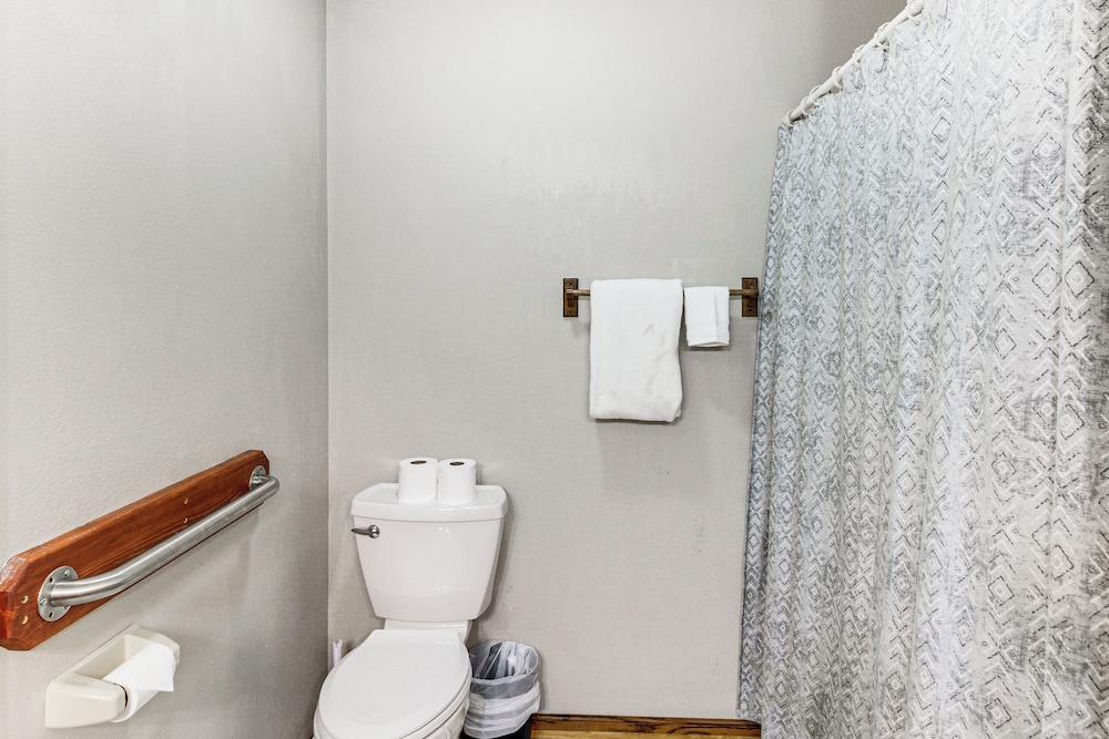 Hot Tub & 2 Recreation Rooms: Spacious Onamia Home