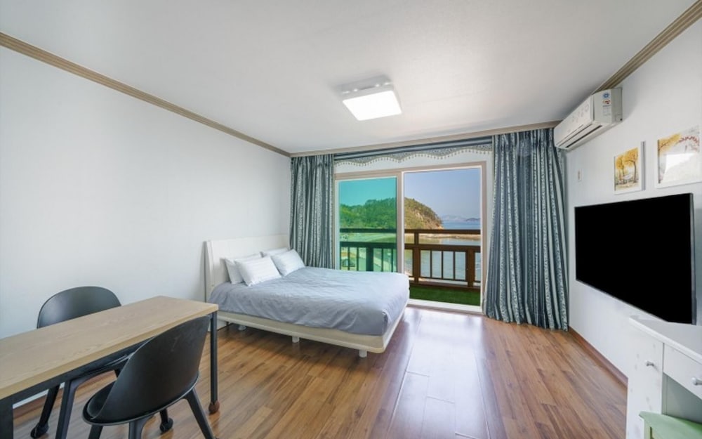 Geojedo Ocean View Dumo Mongdol Pension