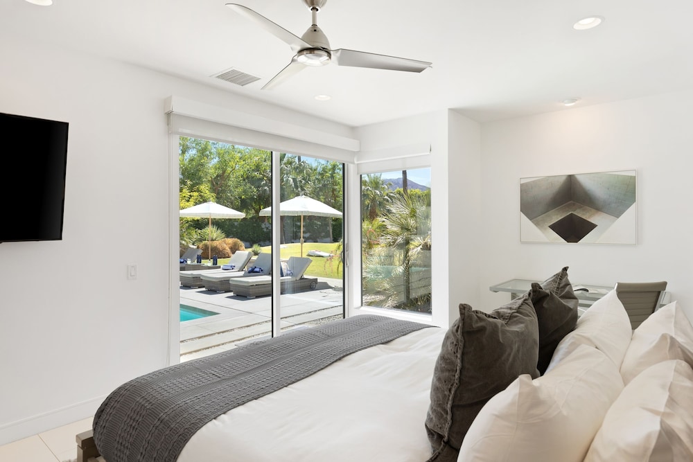 Polo Villa 2 by Avantstay Entertainer s Backyard w Pickleball Court Pool Spa 260314 6 Bedrooms