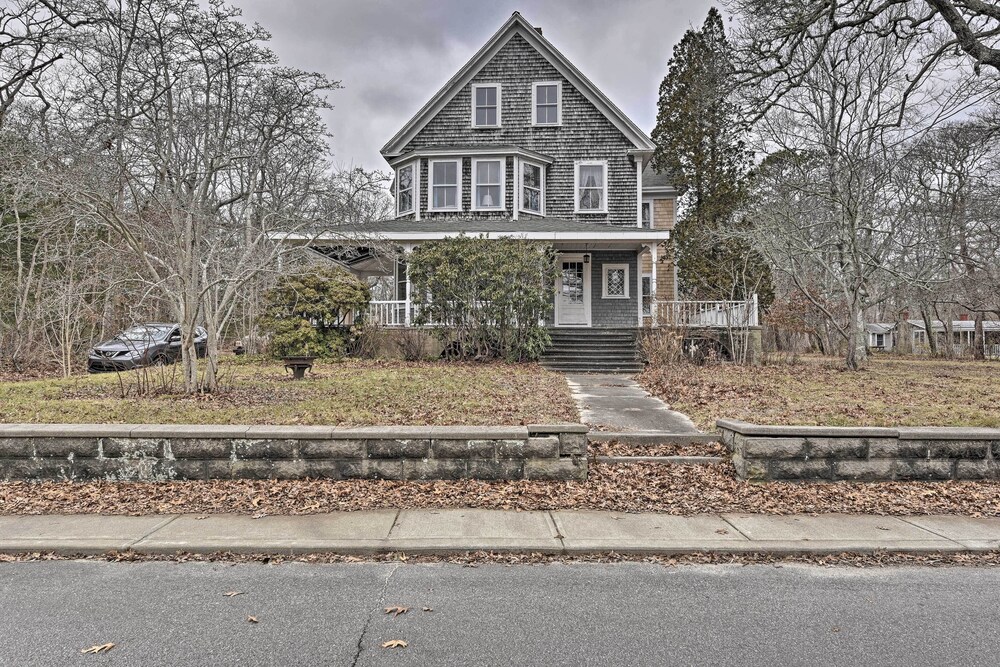 Easy Access to Beaches: Vineyard Haven House view 4