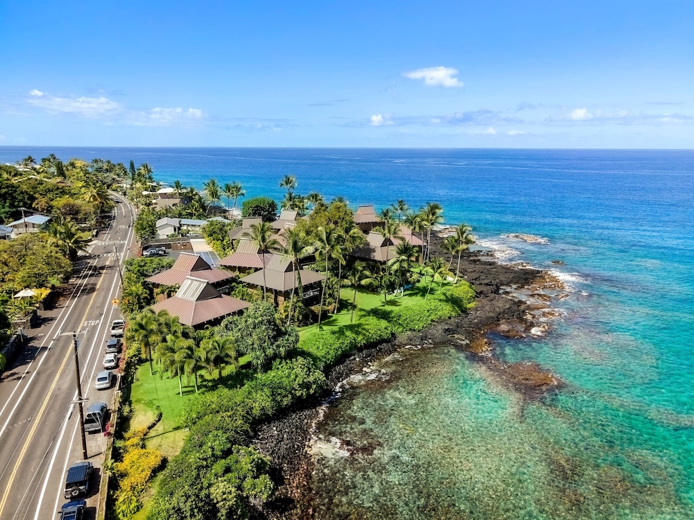 Beautiful Oceanfront - Air-conditioned - Sleeps 6 - Walk to Beach - Vrkcv