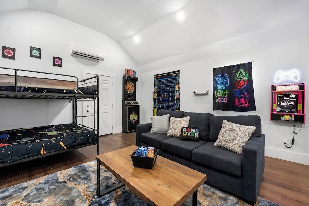 Terracotta Retreat/ Sleeps 30!