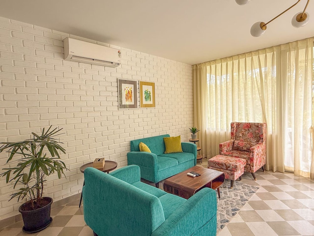 Modern 2BR w Pool Near Candolim and Coco Beach