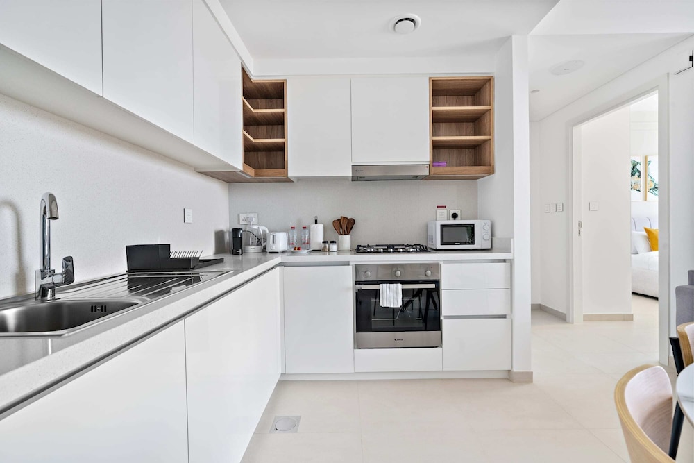 Silkhaus Furnished 1bdr in New Tower Pool Gym
