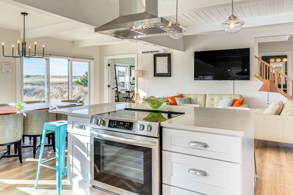 3-acre Oceanfront Home: Game Room & Fire Pit!