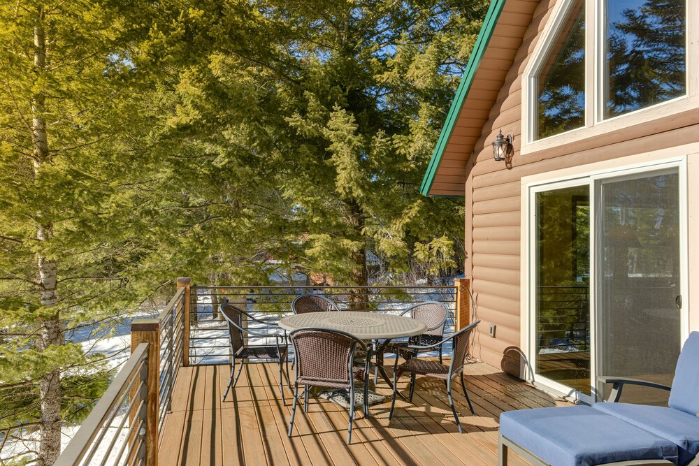Wyoming Cabin w/ Hot Tub & Mountain-view Deck