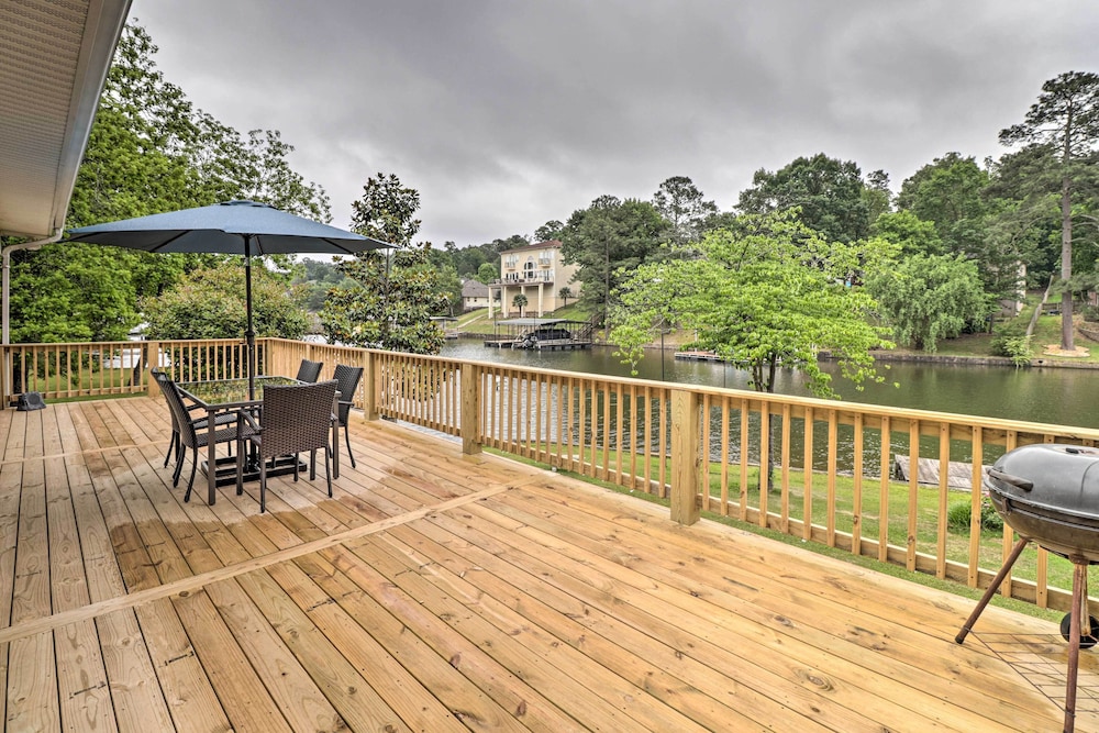 7 Mi to Nat'l Park: Home w/ Dock in Hot Springs