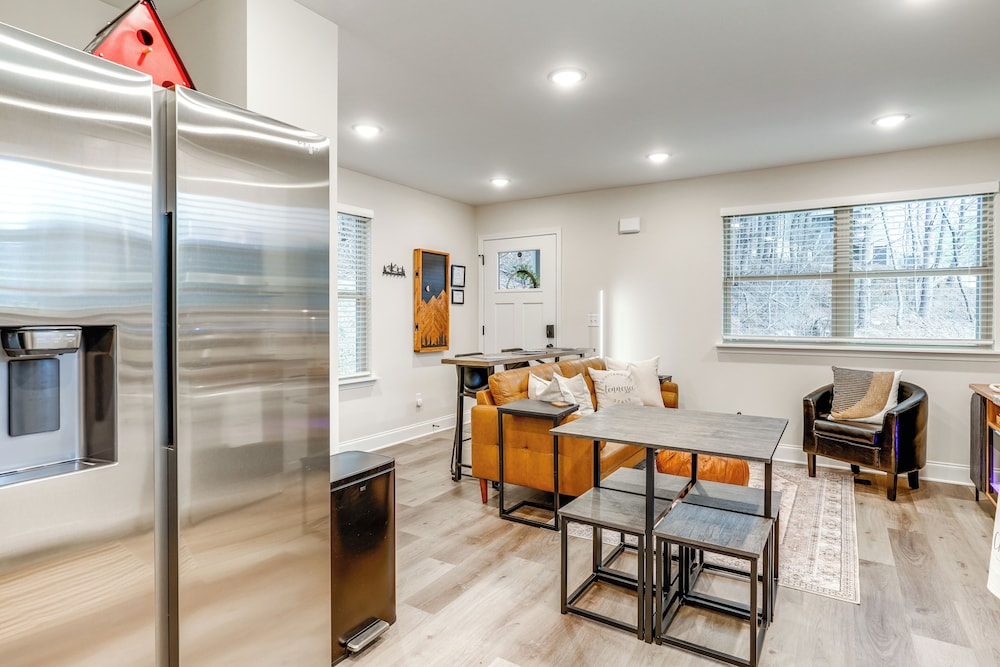 Ideal Location & Mountain Views: Chattanooga Home!