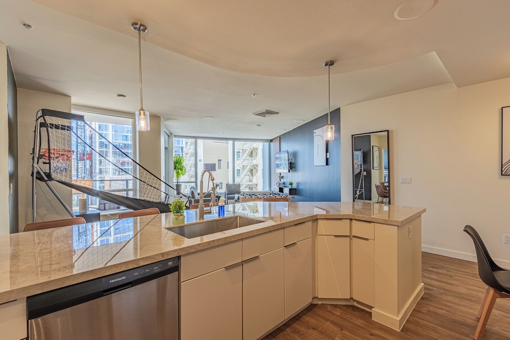 ROVE LIVING/KL - 44 Monroe