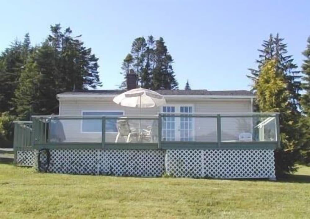 Sooke Vacations - Ty Collwyn Waterfront Retreat - Property Image 1