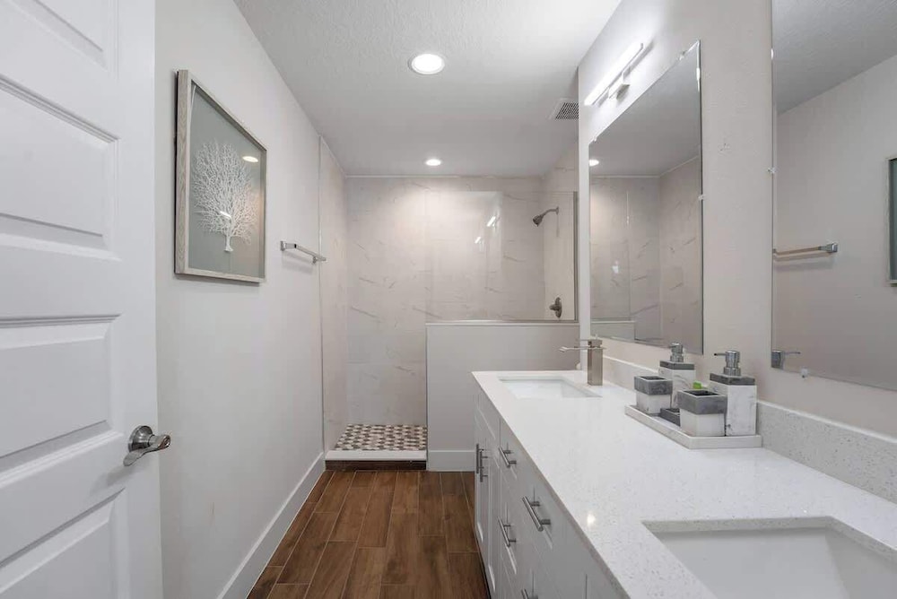 Beautiful 4BR Home w/ Modern Design
