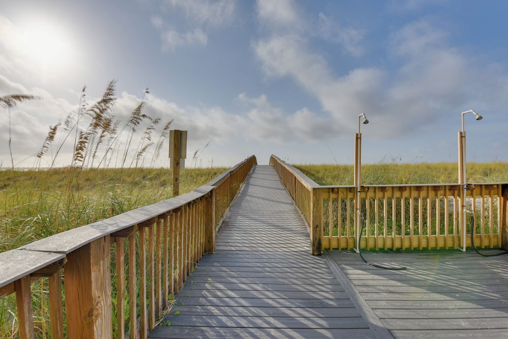 Navarre Condo w/ Beach Access & Ocean Views!