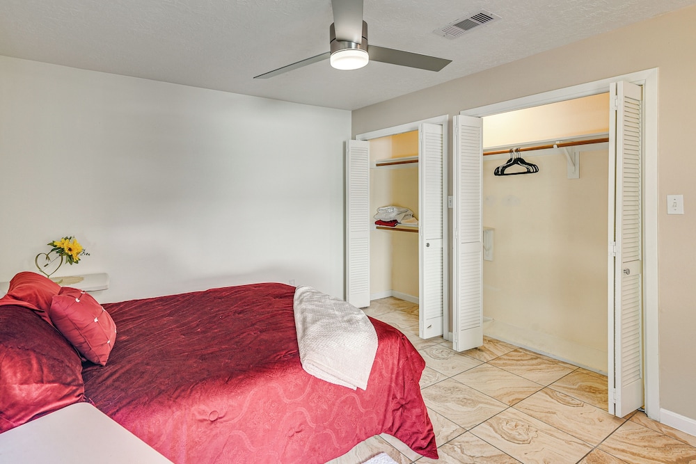Shop & Explore: Duplex Unit 8 Mi to NRG Stadium!