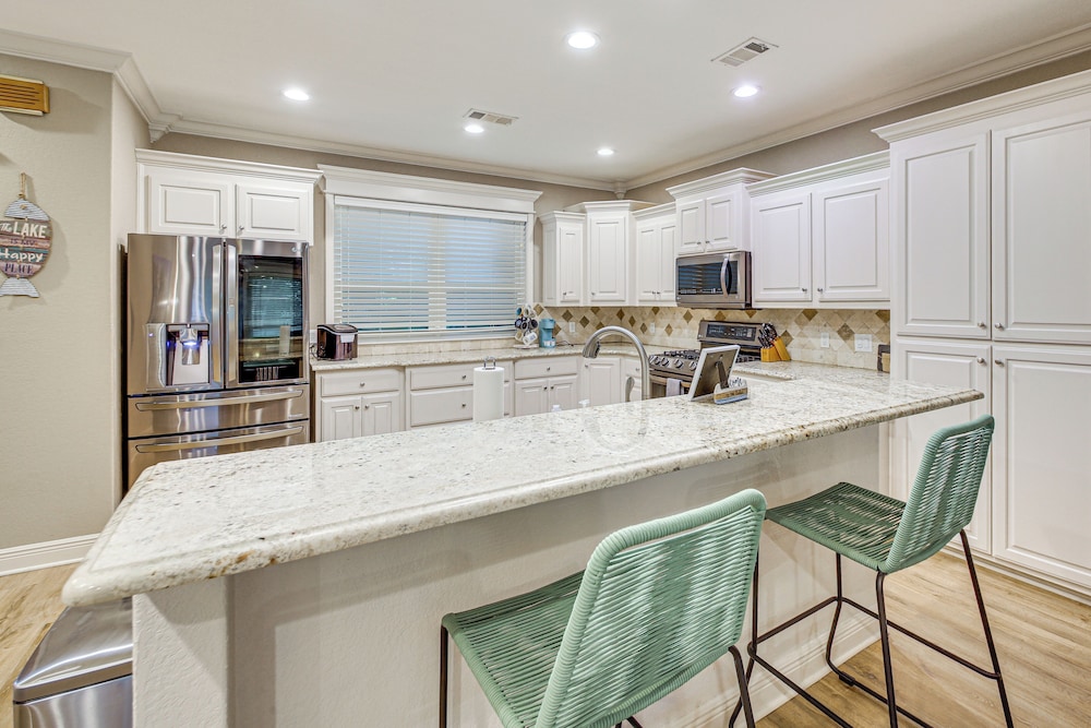 Tranquil Views: Riverfront Retreat in Hot Springs!