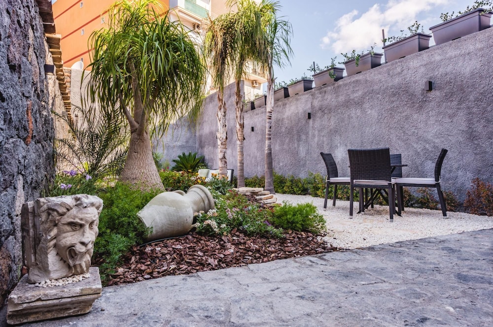 Leone Apartment With Garden by Wonderful Italy