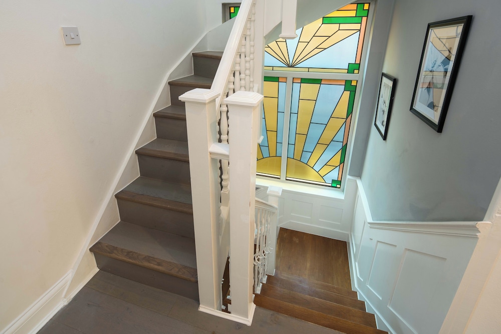 Luxurious 6-bed House With Pool and Free Parking