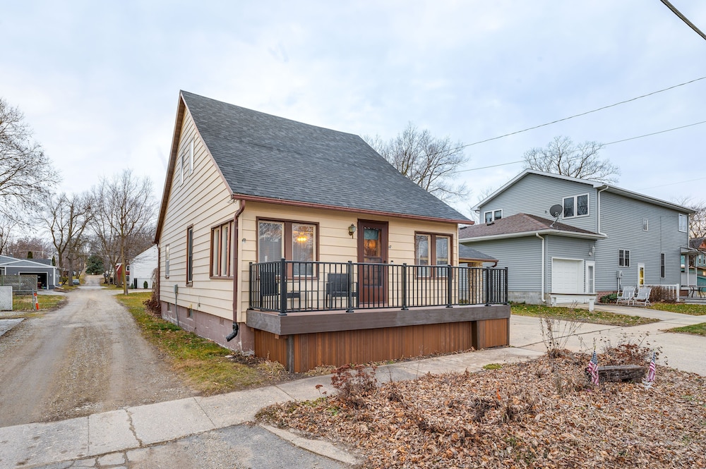 Clear Lake Vacation Rental: Walk to City Beach!