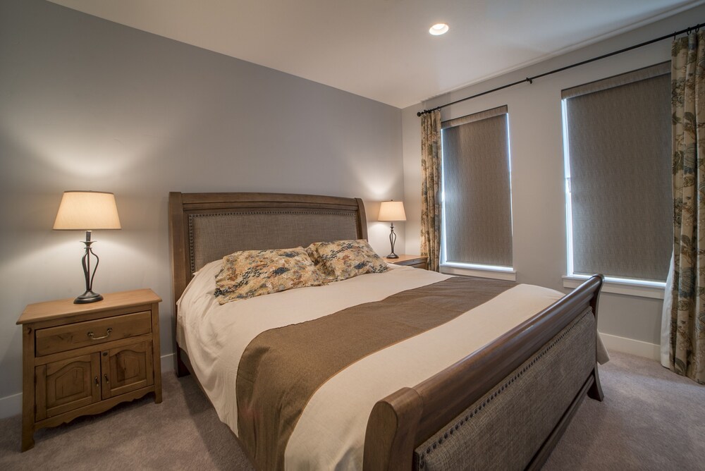 Family Vacation~crater Hot Spring, Tubing & Ice Skating~kanton 3 Bedroom Apts by RedAwning view 2